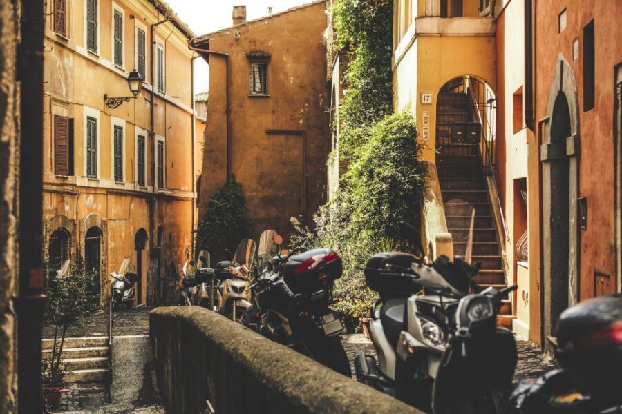 3-Hour Trastevere and Jewish Ghetto Guided Walking Tour - Getting your bearings at Largo di Torre Argentina