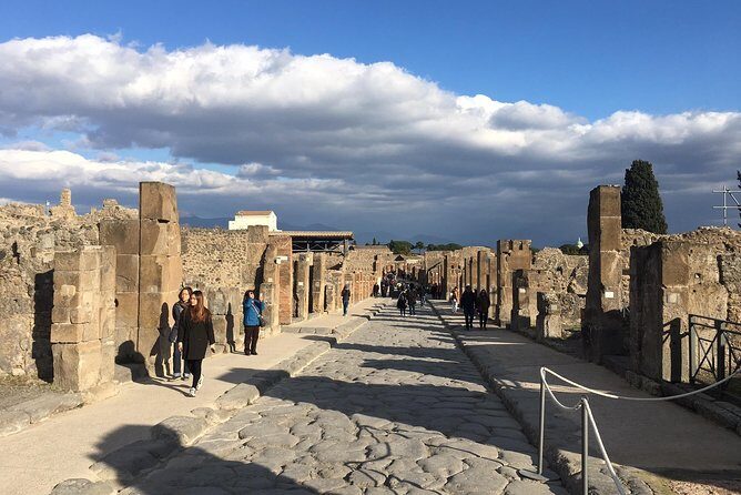 3-Hours Private Walking Tour in Pompeii with an Archaeologist - Asking Better Questions in English: What the Guide Brings to Each Stop