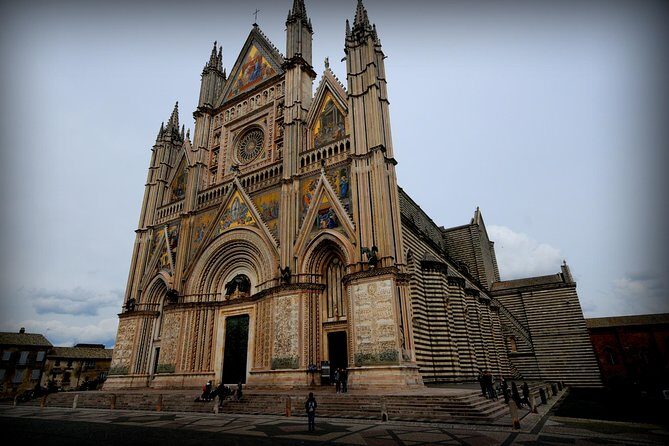 Best Orvieto Private tour with Duomo and Underground - The walk back through Orvieto’s cliffs and old walls