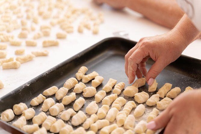 Cesarine: Home Cooking Class & Meal with a Local in Rome - Roman Starters and Desserts: Seasonal Bites and Tiramisu Variations