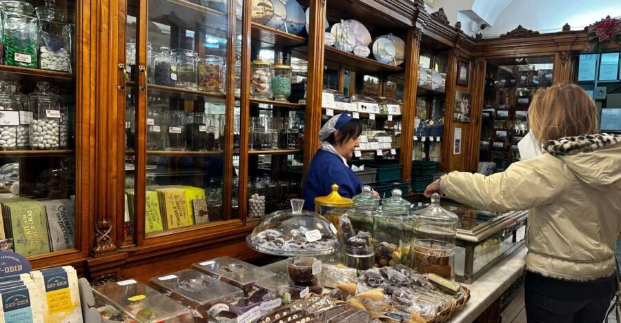 Chocolate and Pastry tasting tour in Napoli Old Town - The Route: A 100-Minute Walk Focused on Chocolate and Pastry