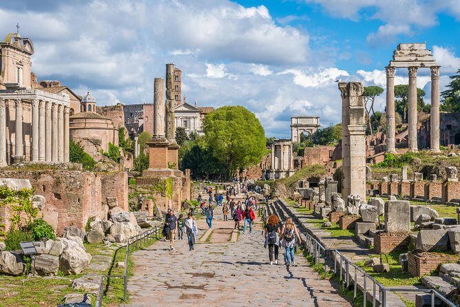 Colosseum and Roman Forum Guided Tour - Stop 1: Colosseum entrance and what a full hour feels like