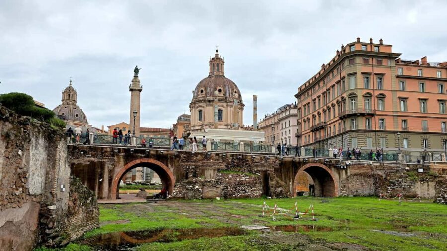 Colosseum Arena Tour, Palatine Hill and Roman Forum - The short walk to Palatine Hill: a change in time