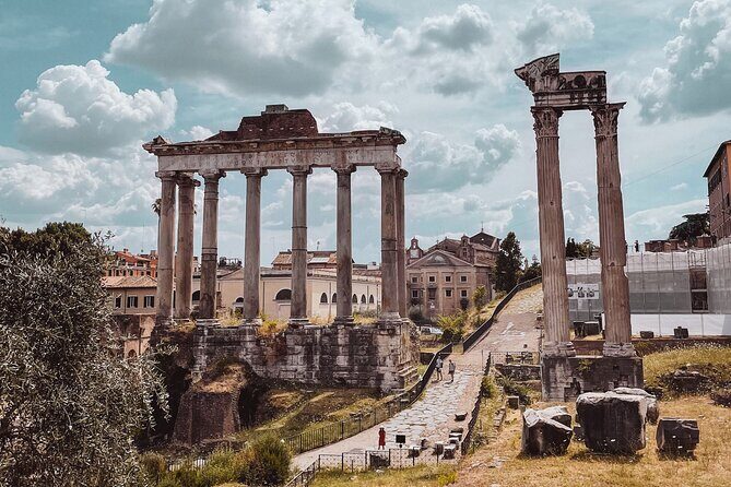 Colosseum Guided Tour with Roman Forum & Palatine Hill - Entering the Colosseum without burning hours
