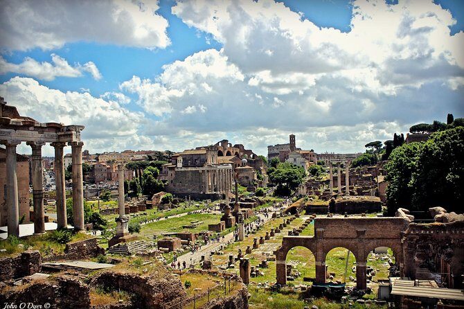 Colosseum guided tour with Virtual Reality - Roman Forum with a guide: turning ruins into a map