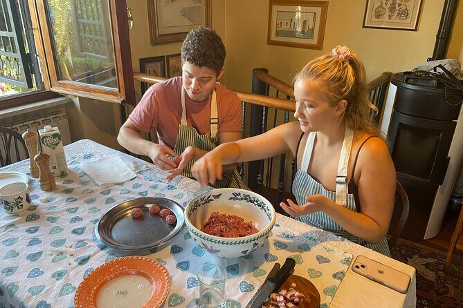Cooking & eating with Locals in their home kitchen in Rome - How the evening flows: from cooking to the dining table