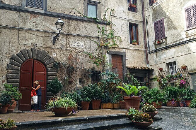 Day trip Rome in Bracciano, Anguillara and Trevignano Romano - Stop 1: Anguillara Sabazia on Lake Bracciano’s edge