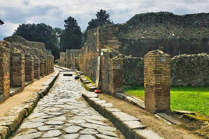 Day trip to Pompeii from Naples - The Bus Ride: What the 5-Language Audio Actually Does