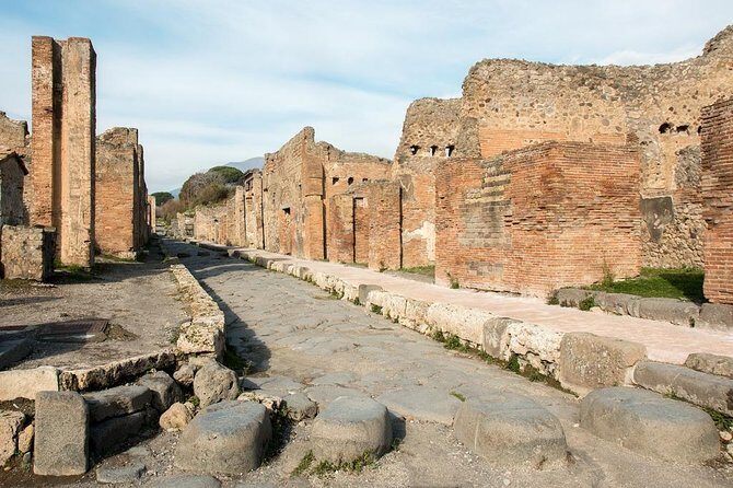 Daytrip from Rome to Pompei and Sorrento - Sorrento old town time: shops, limoncello, and sea-cliff views