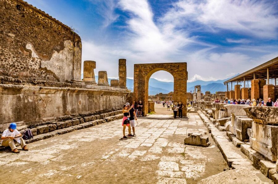 Discover Mt. Vesuvius: Private 3-Hour Tour from Pompeii - Views over the Gulf of Naples and islands: the payoff moment