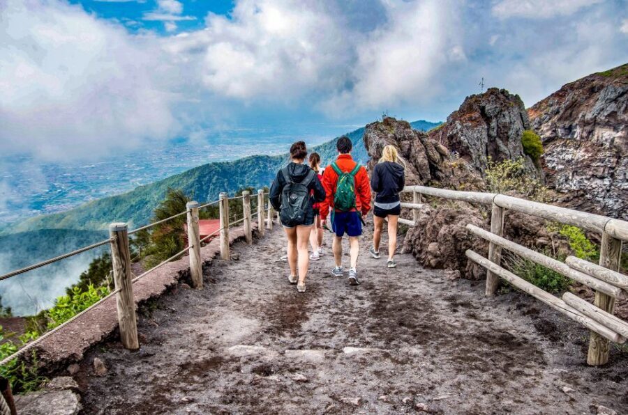 Discover Mt. Vesuvius: Private 3-Hour Tour from Pompeii - Meeting outside the Circumvesuviana stop and getting to Villa dei Misteri