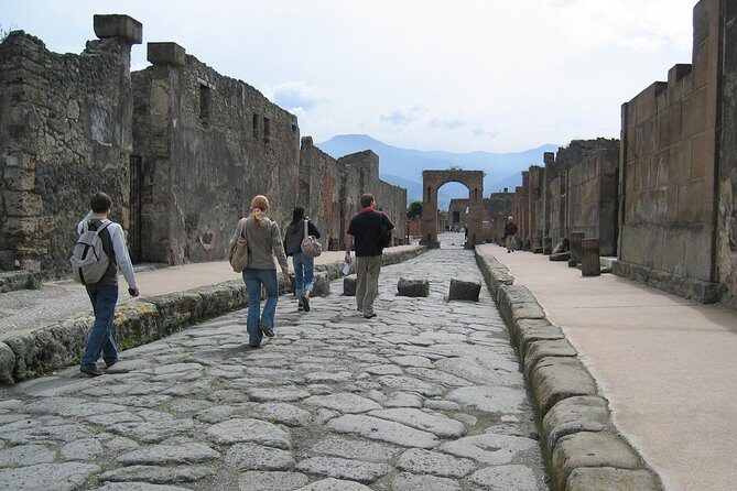 Discover Pompeii on this Guided Walking Tour of the Buried City - 2 Hours in Pompeii: what you actually gain from a guided walk