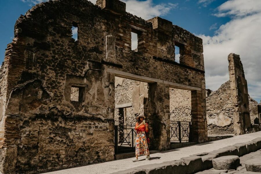 Discover Pompeii: Spanish Walking Tour of the Buried City - Inside the ruins with a Pompeian storyteller