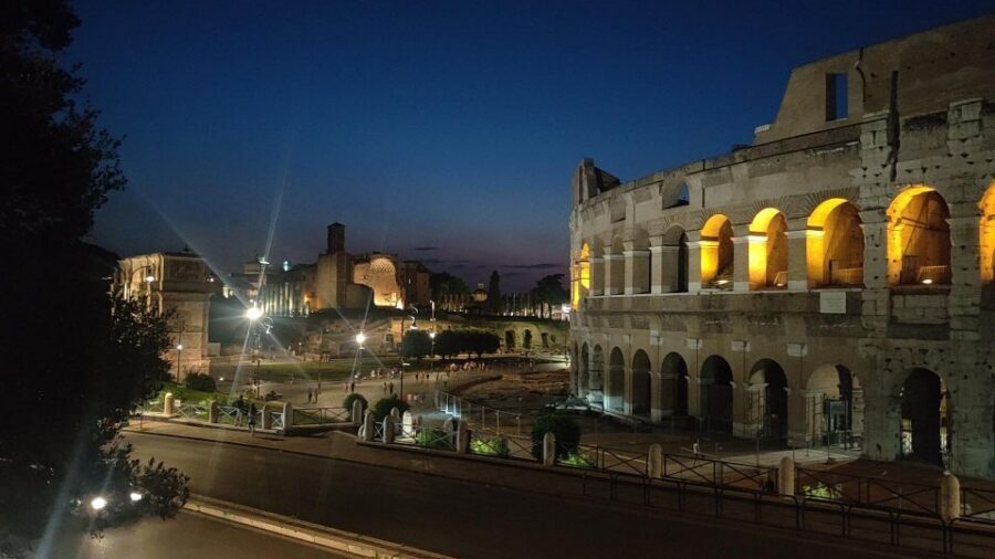 Elegant Rome by night tour and dinner in a local restaurant - A 7pm Rome-by-night loop in a Mercedes V-Class