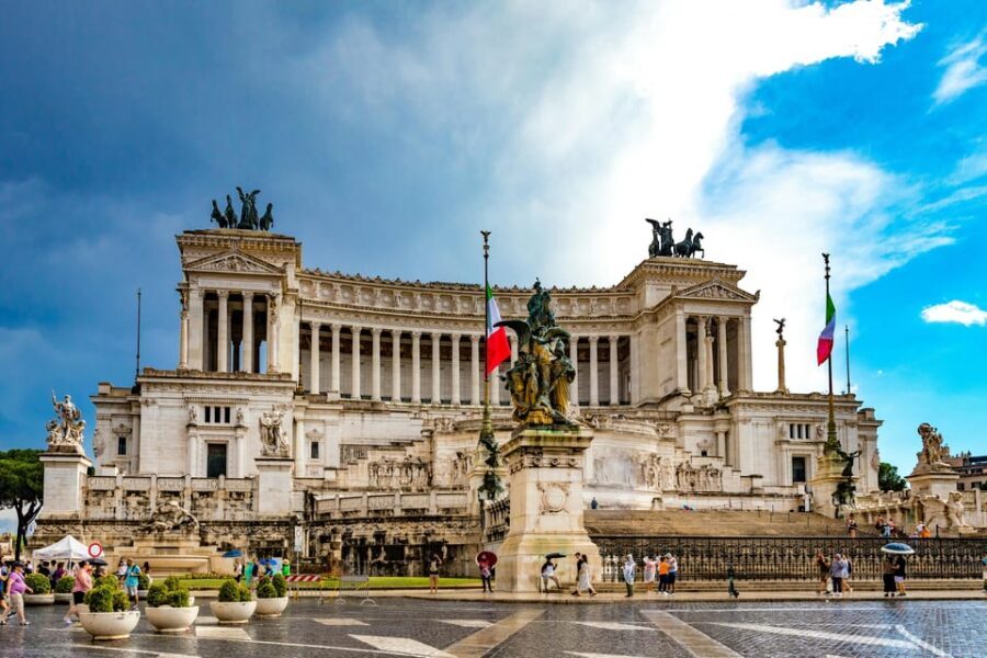 Eternal Rome: city tour with Pantheon entry ticket - Piazza Venezia: Your shortcut to Rome’s big-picture view