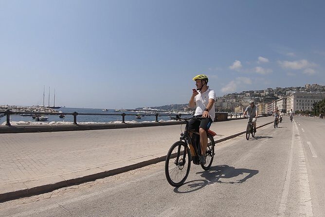 Exciting e-bike(pedal assisted)ride in the heart of Naples - A major shopping street and the Quartieri Spagnoli street maze