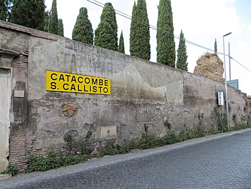 Express guided tour of the Catacombs with transfer - The catacombs experience: corridors built over centuries