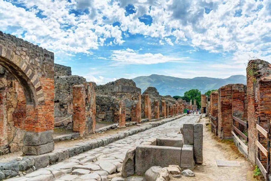 From Naples or Pompeii: Pompeii Skip-the-Line Entry and Tour - Why a skip-the-line ticket feels like a win in Pompeii
