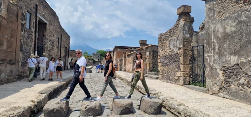 From Naples: Pompeii Private Tour with Transfer and Guide - Live guide vs audio: choose the style that fits your group