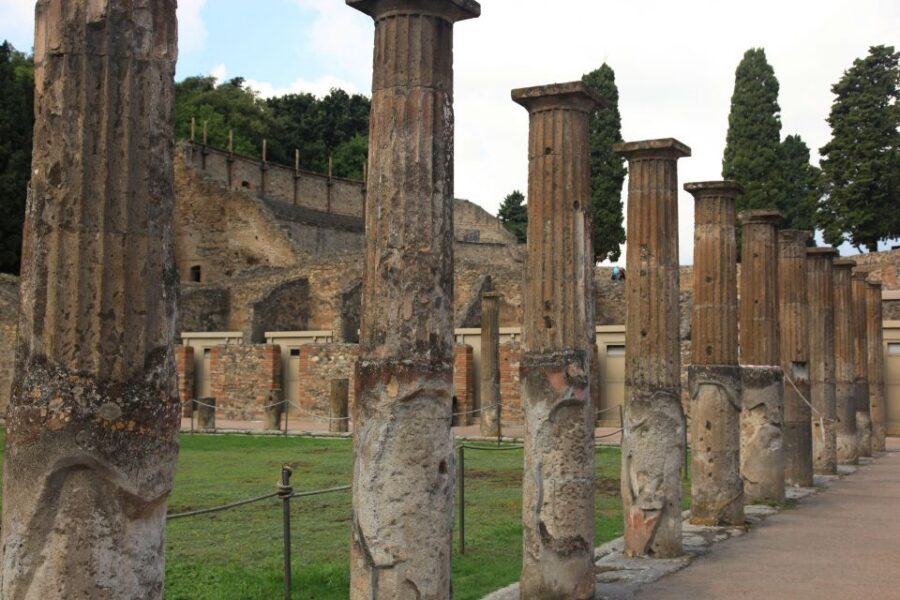 From Naples: Private Tour to Pompeii, Sorrento, and Positano - Guides matter: when English commentary turns traffic into context
