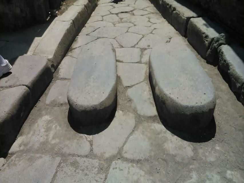 From Rome: Pompeii and Naples, Full Day Tour with Lunch - Pompeii with the official guide: the sights that make the city click