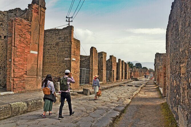 From Rome: Pompeii and Vesuvius Crater Experience with lunch - What happens if Vesuvius closes