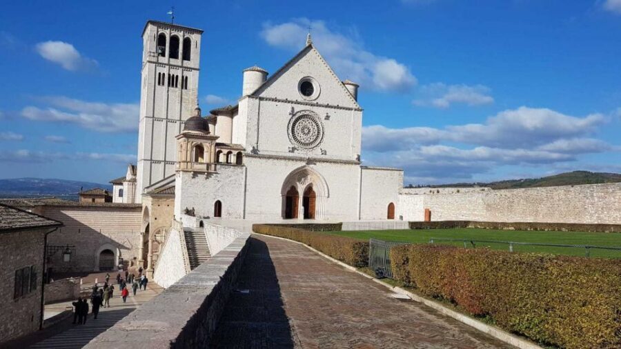 From Rome: Umbria, Assisi and Orvieto Day Tour - The tour assistant and guides: the difference between seeing and understanding