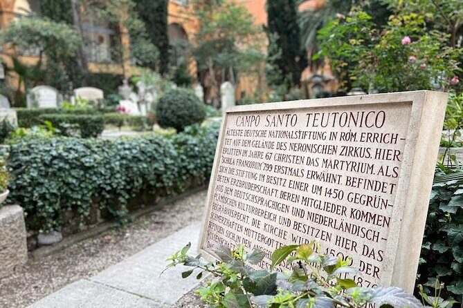 German Petersdomführung - St. Peter’s Square: where pilgrims and explanations start