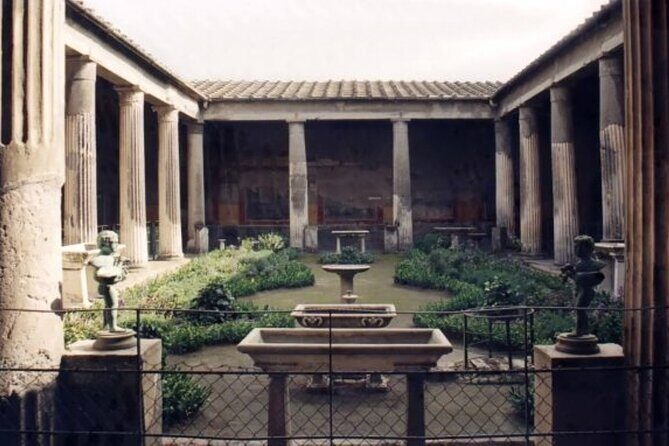 Guided tour of Pompeii with a local guide - Small Group Energy and Why the Guide Style Matters