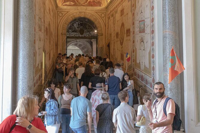 Guided tour of the Vatican Museums and Sistine Chapel in Spanish - Where the tour starts (and why being early pays off)