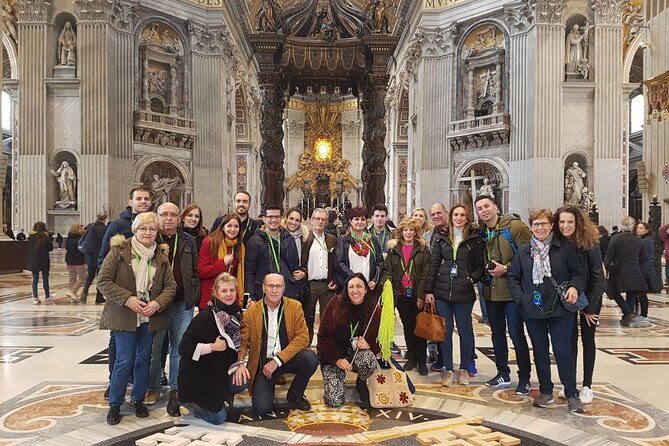 Guided tour of the Vatican Museums and Sistine Chapel in Spanish - Vatican Museums: Pineapple Courtyard to Maps and Tapestries