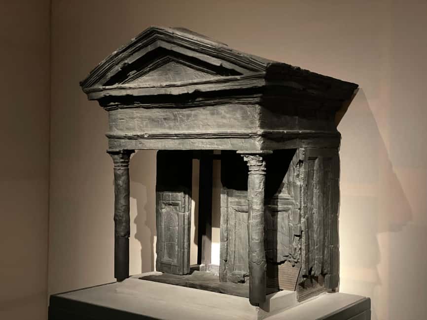 Herculaneum: Tickets & Tour with a Local Archaeologist - House of Skeletons: the most sobering part of the walk