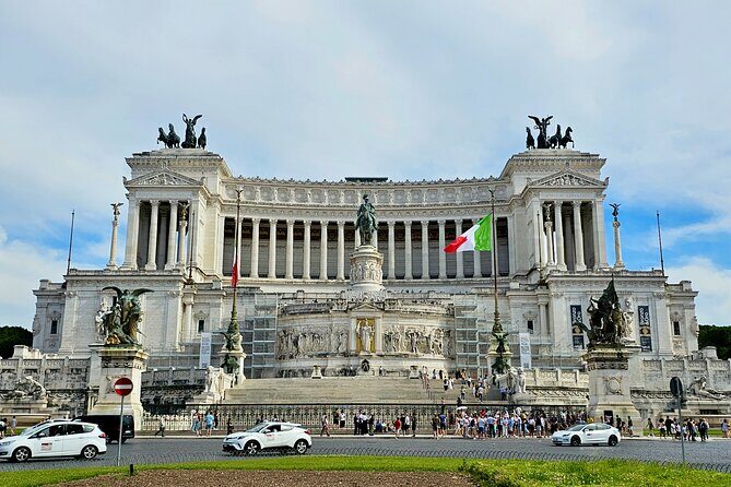 Historical Walking Tour in Rome City Center with Hidden Gems - Palazzo Colonna: seeing a family’s power written into stone