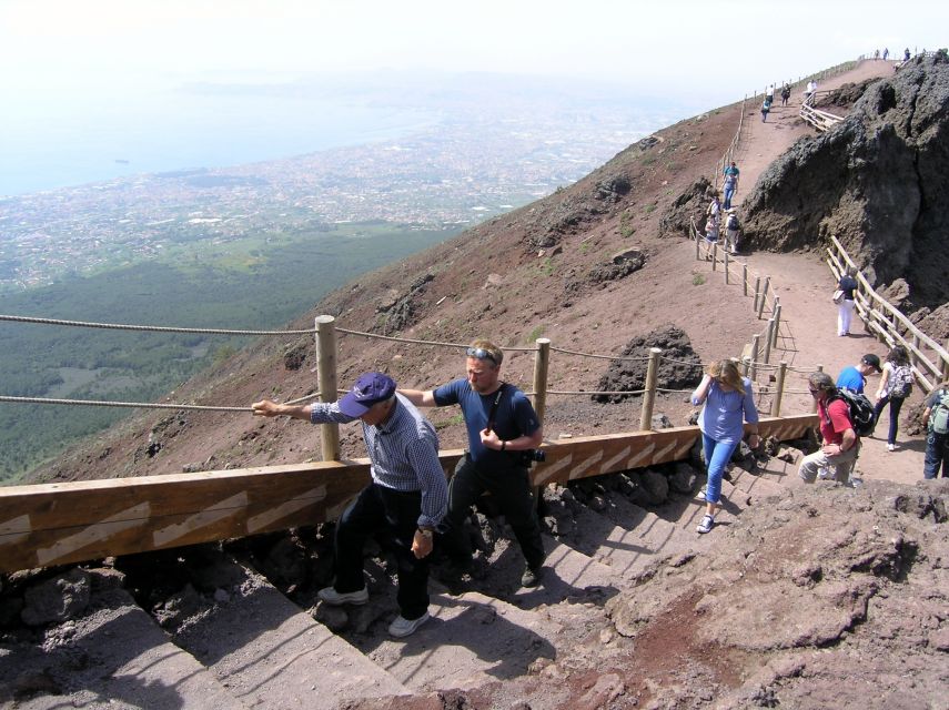 Mount Vesuvius 4-Hour Volcano Tour with Wine Tasting - Crater time with a volcanologist guide: what you should listen for