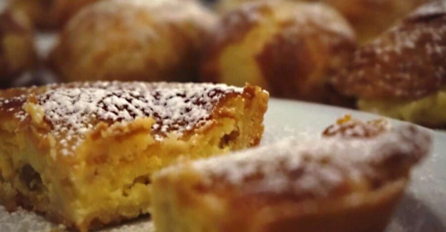 Naples: 3 Hour Food Tasting Tour - Meeting in Piazza Dante with Falanghina in hand