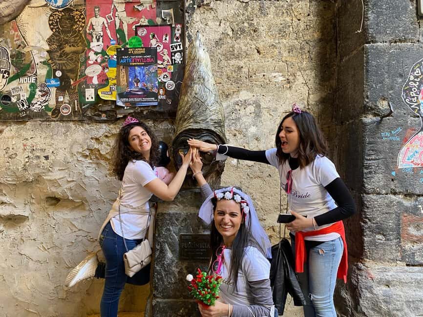Naples: Bachelorette Party with Insolitaguida - Superstition rituals: salt, the horn, and protecting the bride