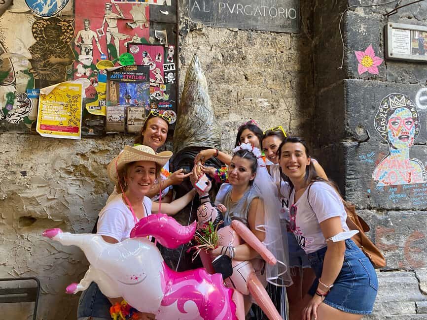 Naples: Bachelorette Party with Insolitaguida - Via dei Tribunali finale: the mischievous photo moment