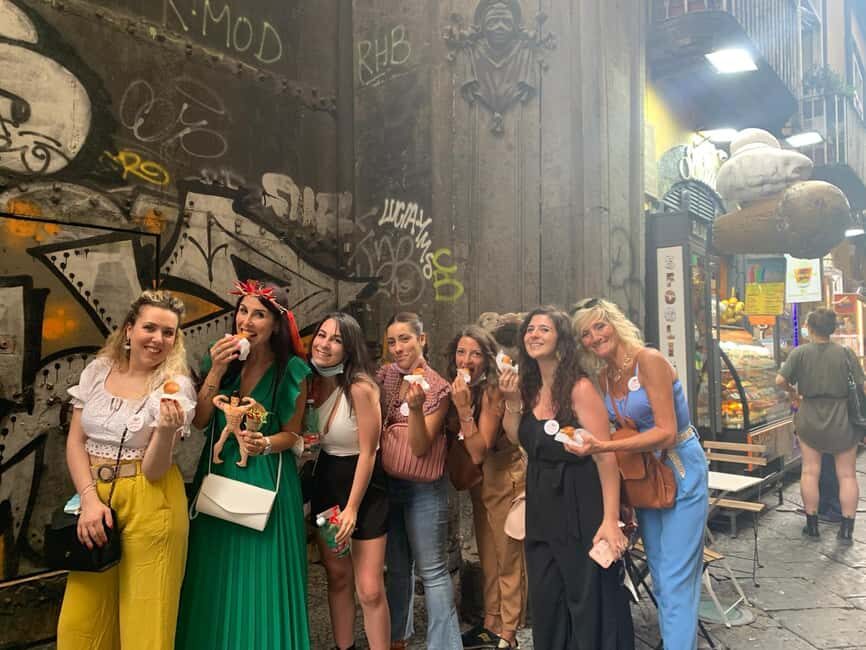 Naples: Bachelorette Party with Insolitaguida - Piazza del Gesù Nuovo: dressing the bride and kicking off the hunt