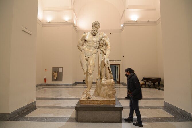 NAPLES: MANN, National Archeological Museum of Naples - Meeting at Piazza Museo and Getting There Smoothly