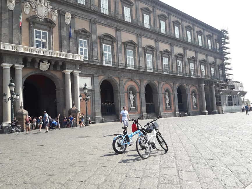 Naples: Panoramic E-Bike Tour - Spaccanapoli to Castel Nuovo: start in the oldest pulse of the city