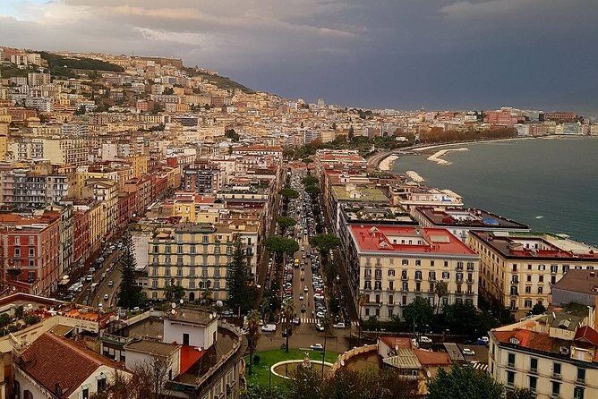 Naples panoramic tour and Monumental historic center. - Galleria Umberto I: a shortcut through a darker old neighborhood