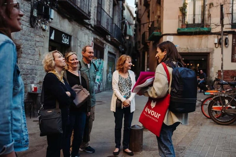 Naples: Pasta, Wine & Authentic Food Tour - Starting at Piazza Amedeo: the evening begins with direction