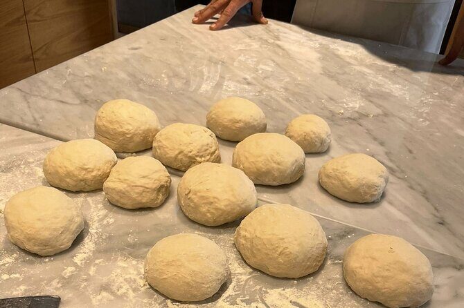 Naples: Pizza Making Class with Professional Pizzaiolo - Getting there without stress (and why the location helps)