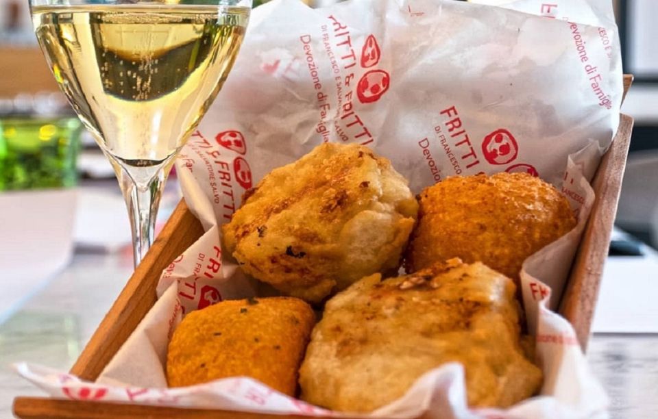 Naples: Pizza tasting gourmet experience - Welcome with Ferrari Trento 1902, then you’re in food mode