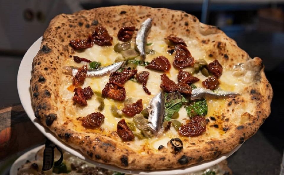 Naples: Pizza tasting gourmet experience - Two classic Neapolitan-style pizzas built on specific ingredients