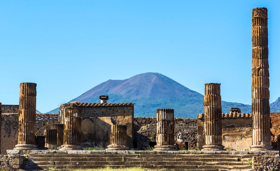 Naples: Private Transfer to Sorrento & Pompeii Guided Tour - The drive to Pompeii and onward to Sorrento: why the escort-driver matters