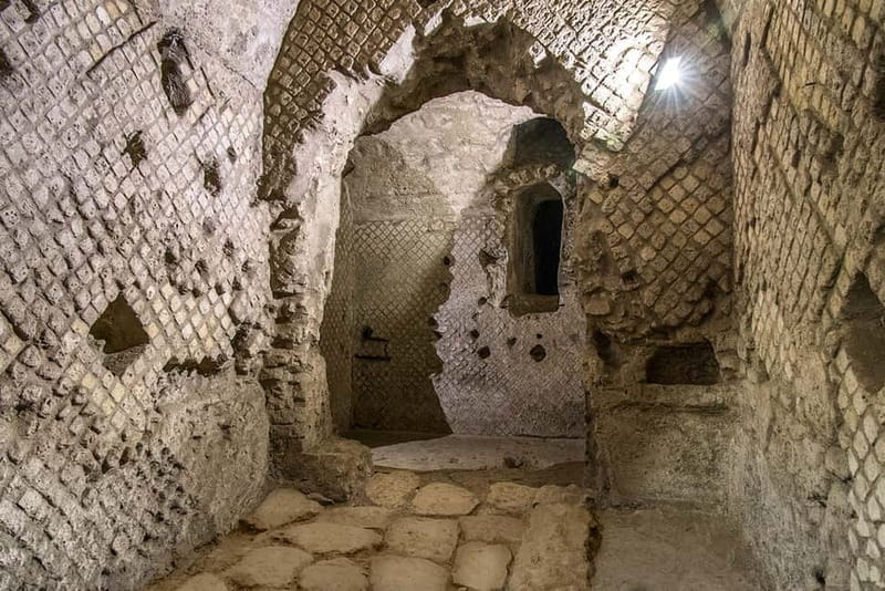 Naples: San Lorenzo Maggiore and Neapolis Sotterrata Ticket - What you’ll see in the underground market area