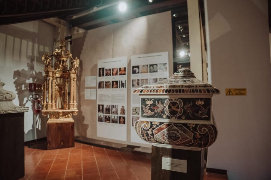 Naples: Santa Chiara Cloister Guided Group Tour - Practical tips for shoes, photos, and respectful visiting