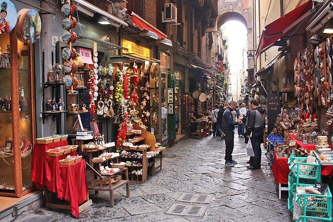Naples Street Food Experience with local guide - Small Group Tour - Piazza Carità to Piazza Municipio: starting points and getting oriented