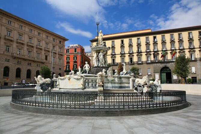Naples Street Food Guided Walking Tour - Piazza del Plebiscito and Via Toledo: The big finish, with pizza